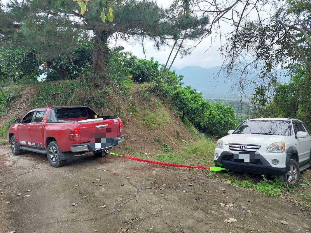 導航搞烏龍 出遊刁車困山中 鳳警即時救援