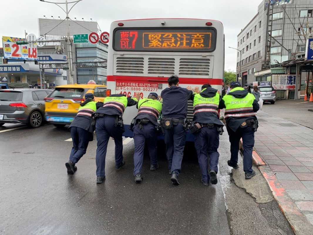 迅速排除/內科上班尖峰公車拋錨，內湖警合力推車速排除