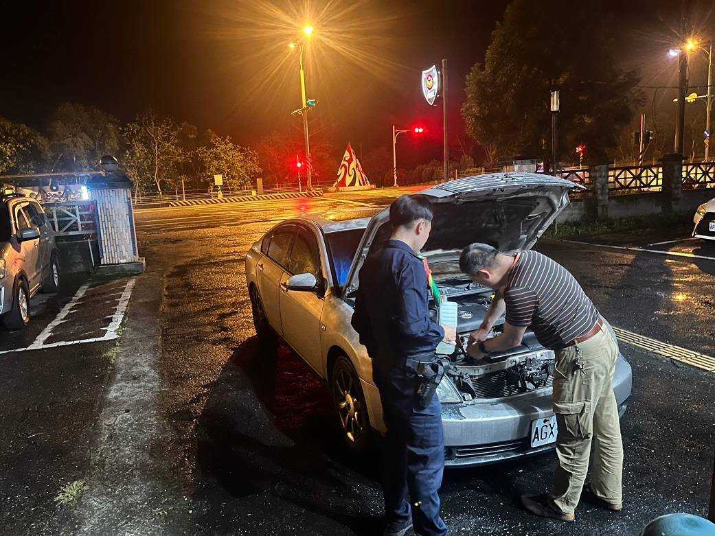 車輛引擎溫度過高擔心拋錨 鳳警熱心協助