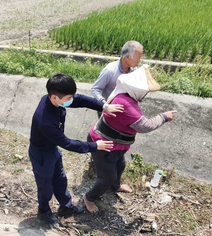 七旬婦暈眩倒在田間起不來 北港警伸援手