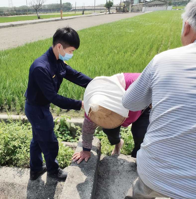 七旬婦暈眩倒在田間起不來 北港警伸援手