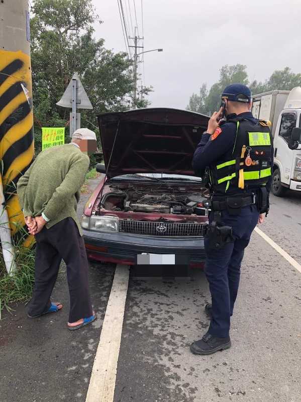 九旬翁馬路中「刁車」 北港警暖心急救援