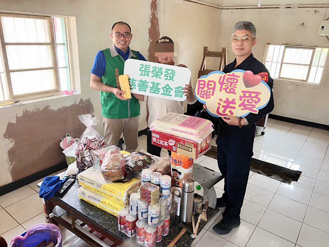 獨居翁老房屋頂殘破 北港警相揪張榮發基金會修繕送暖