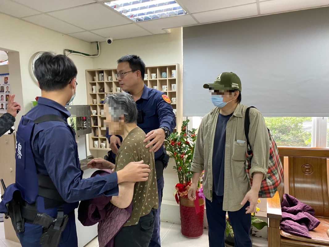 一家團圓/高齡老婦體力不支倒臥路旁 北投暖警助回家