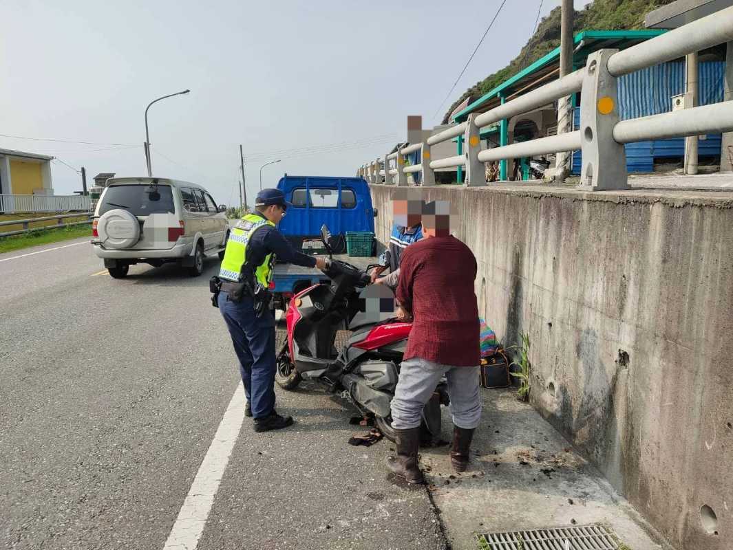 機車捲入衣物故障 鳳警即刻救援