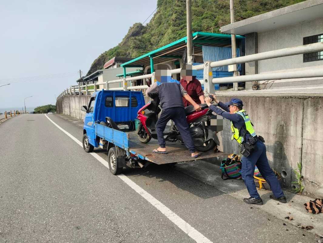 機車捲入衣物故障 鳳警即刻救援