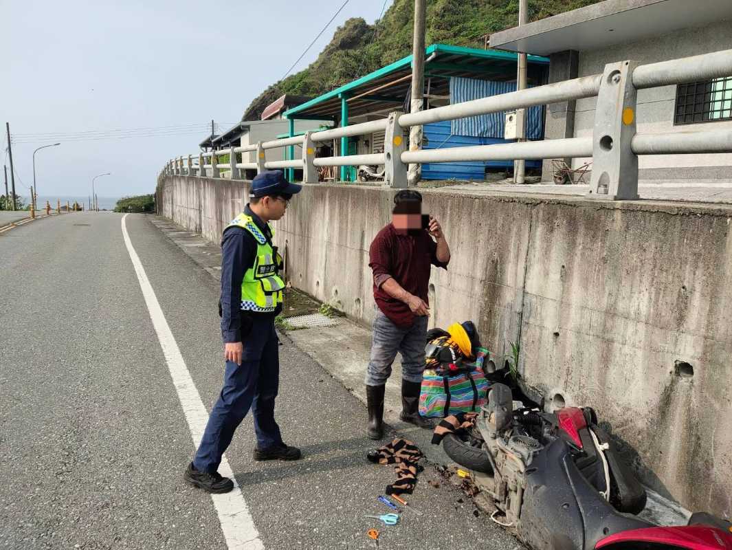 機車捲入衣物故障 鳳警即刻救援