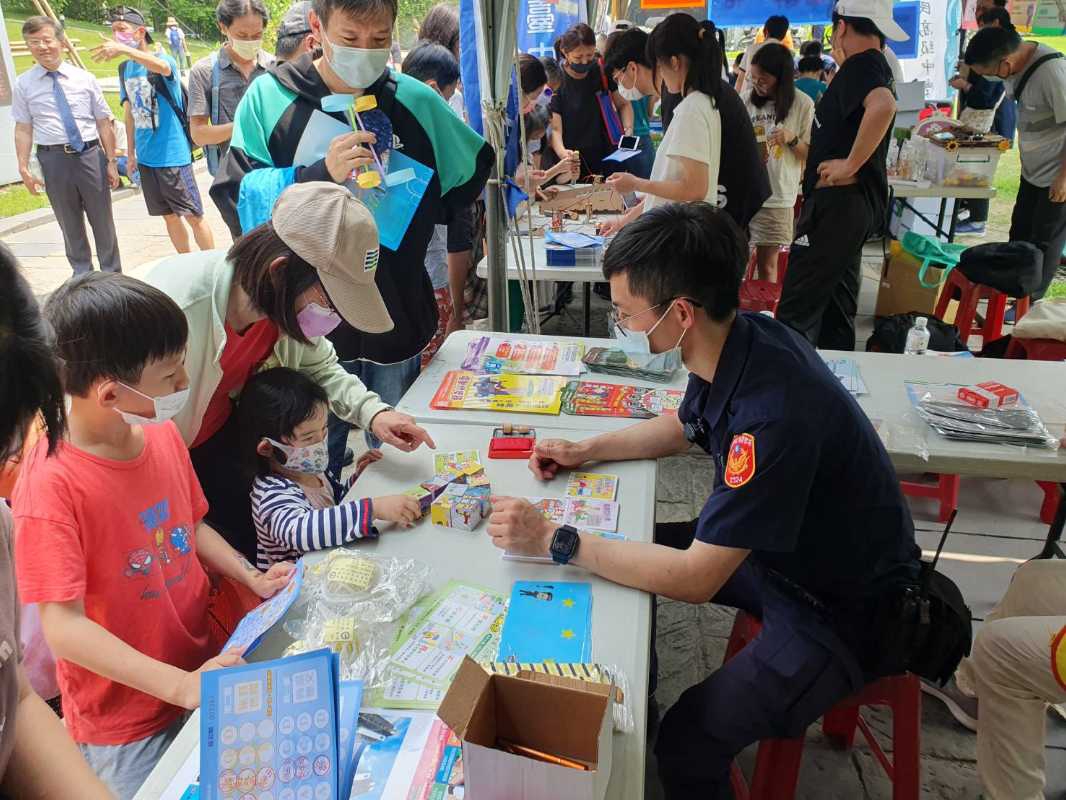 防疫降級首辦「科學園遊會」中市警二分局這「攤」最吸睛