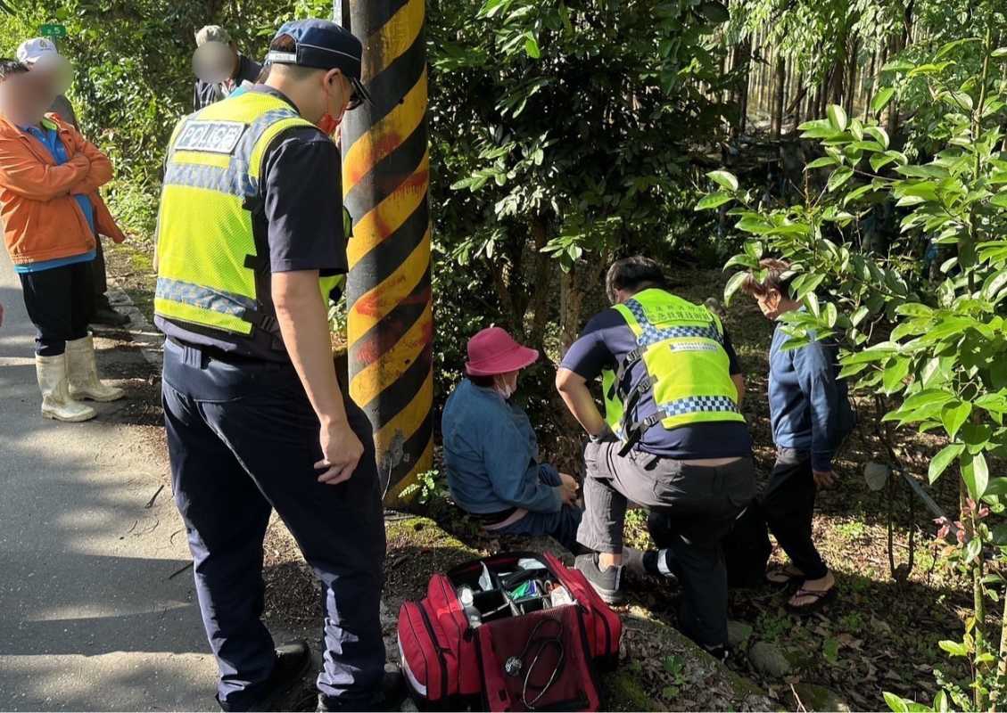 老婦騎乘電動輔助車跌落溝田 鳳警協助脫困就醫