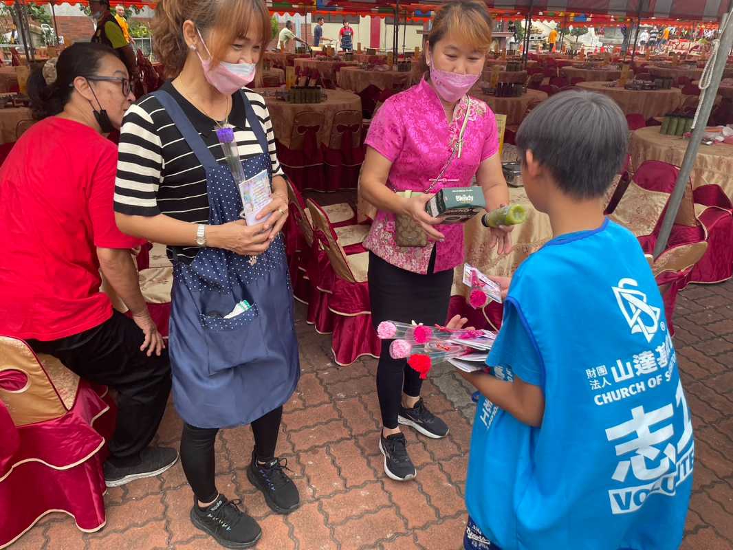 小志工送花祝福媽媽們.jpg