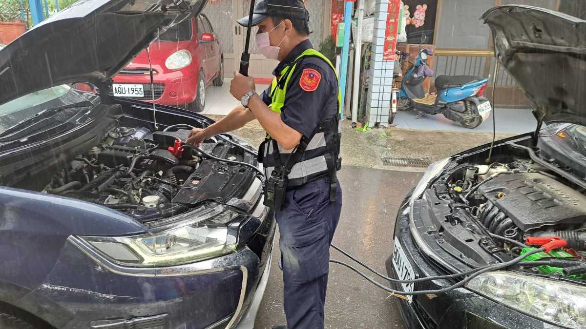 車沒電發不動又逢下雨 潮州警及時接電發動脫困