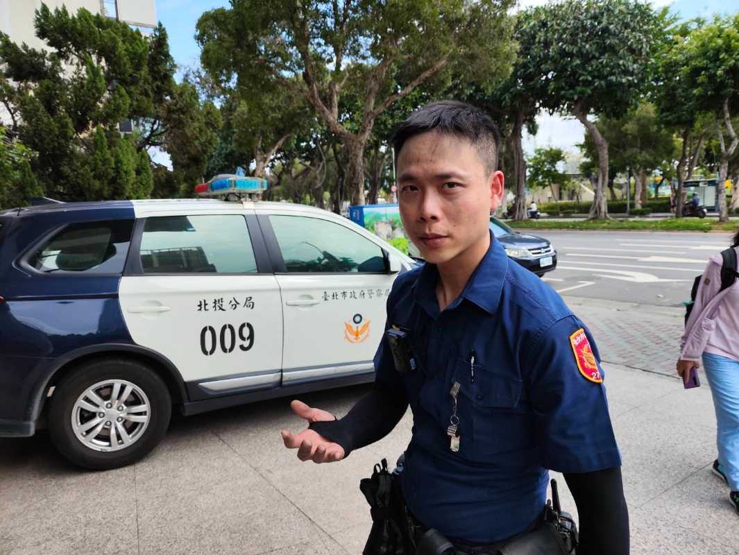 奮不顧身/「滅火器給我」 北投勇警不畏濃煙撲滅火舌