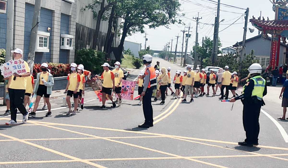 迎接80週年校慶 下崙學童歡喜踩街 北港警宣導預防犯罪