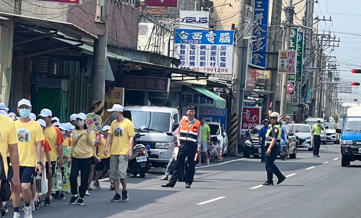 迎接80週年校慶 下崙學童歡喜踩街 北港警宣導預防犯罪