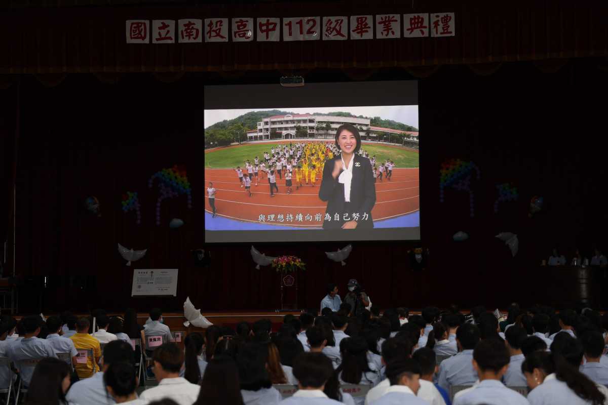 王副縣長代表縣長許淑華 回母校南投高中勉勵畢業生堅持夢想（記者 李權祐 攝）