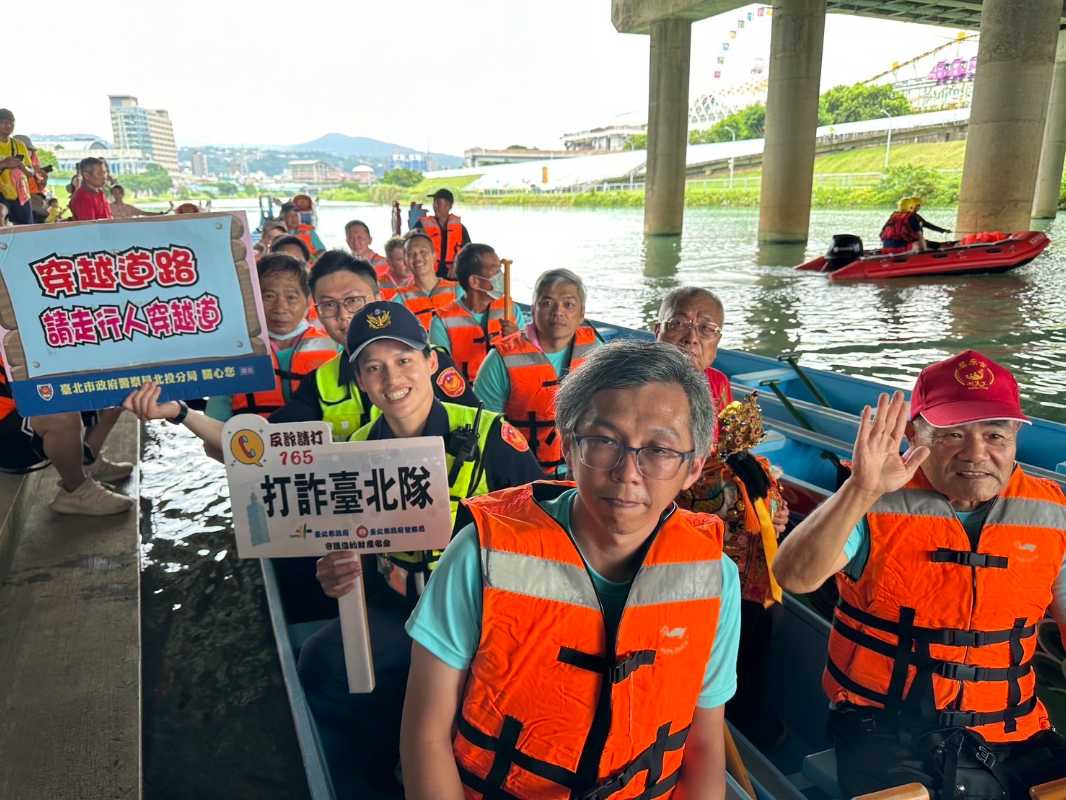 北市五月五日賽龍舟敲鑼鼓 警察娃娃揮汗防詐迎端午