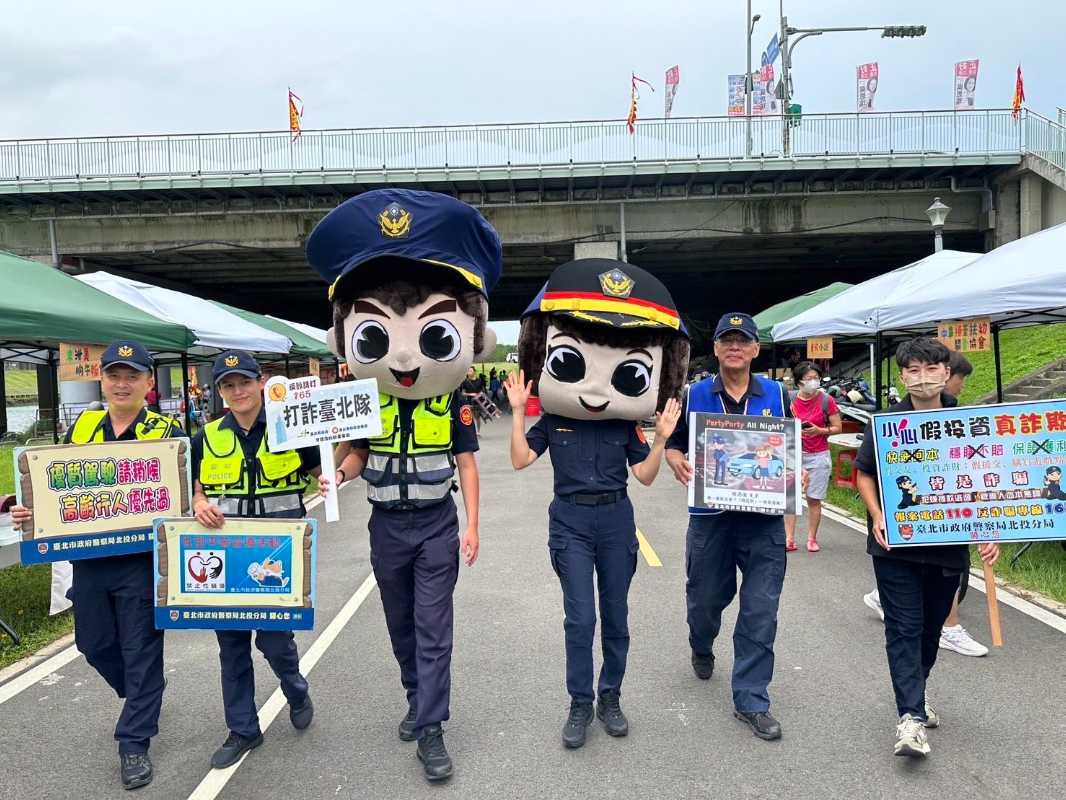 北市五月五日賽龍舟敲鑼鼓 警察娃娃揮汗防詐迎端午