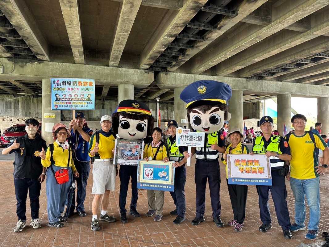 北市五月五日賽龍舟敲鑼鼓    警察娃娃揮汗防詐迎端午。