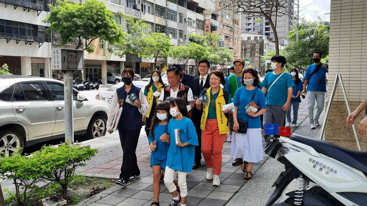 山達基教會高雄機構協同高雄市政府警察局新興分局、台灣無毒世界協會和濟心慈善會帶領.jpg