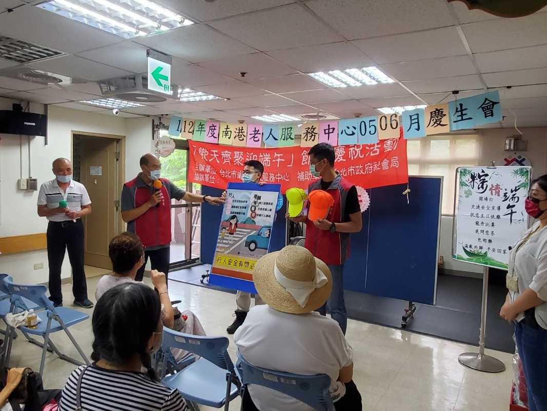 南港警寓教於　交通益智桌遊宣導銀髮族交通安全