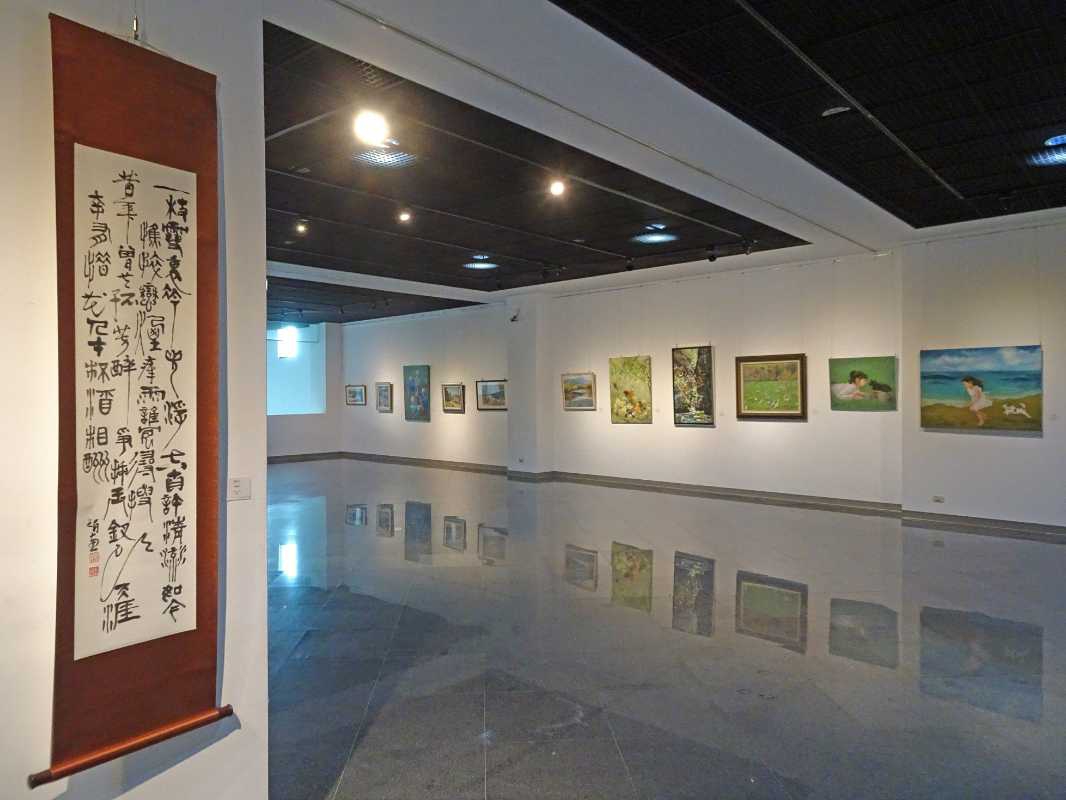 共展出近60件平面作品，包含水墨、書法、油畫、膠彩、水彩及壓克力等多元媒材.JPG.jpg