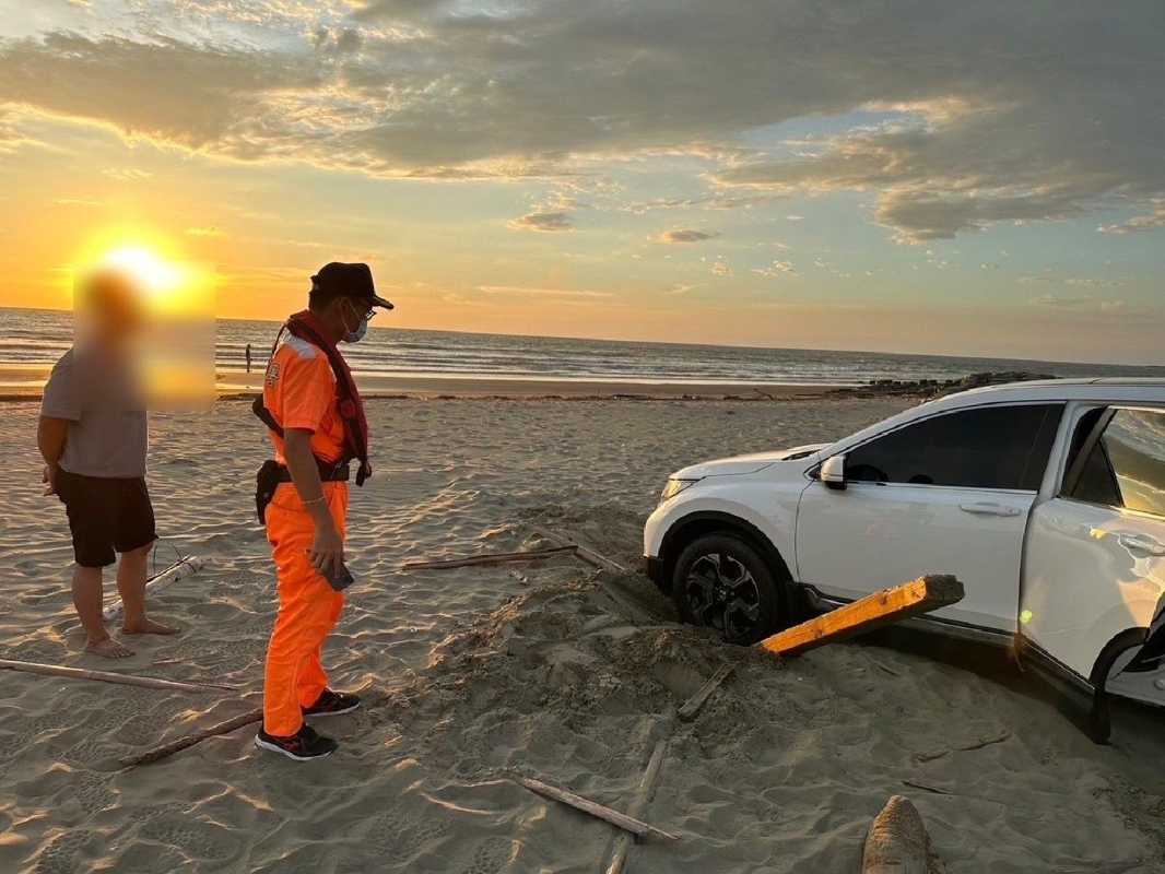海巡中部分署防颱工作全力以赴 發現困在沙灘的車輛立即救援（圖：海巡署中部分署 提供）
