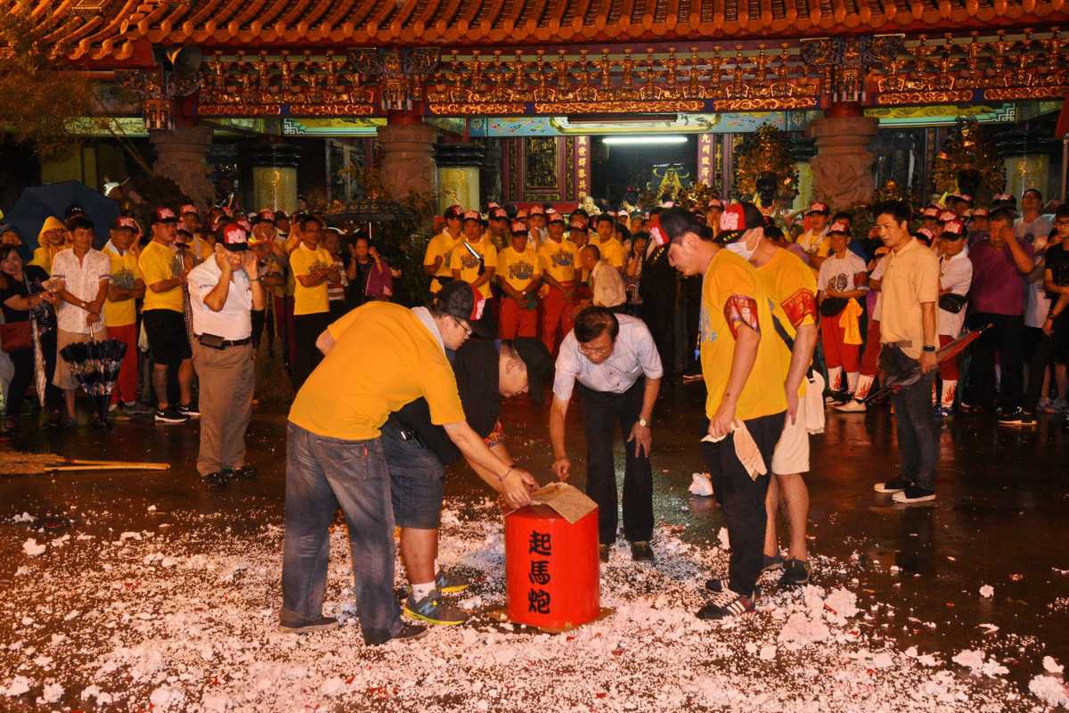 柯文哲赴南投參拜城隍爺 祝福生民朋友萬事如意