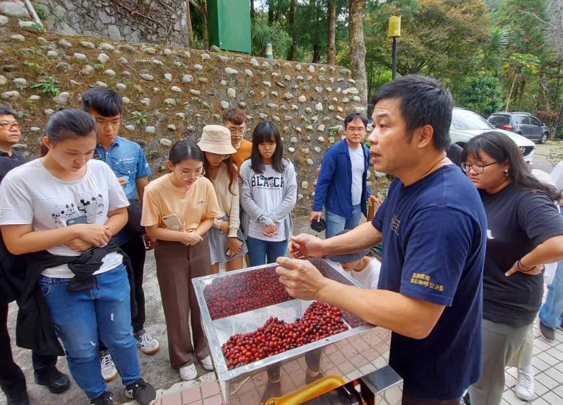 石岡分館邀具爸爸及小農身份的咖啡職人分享咖啡種植心得.jpg