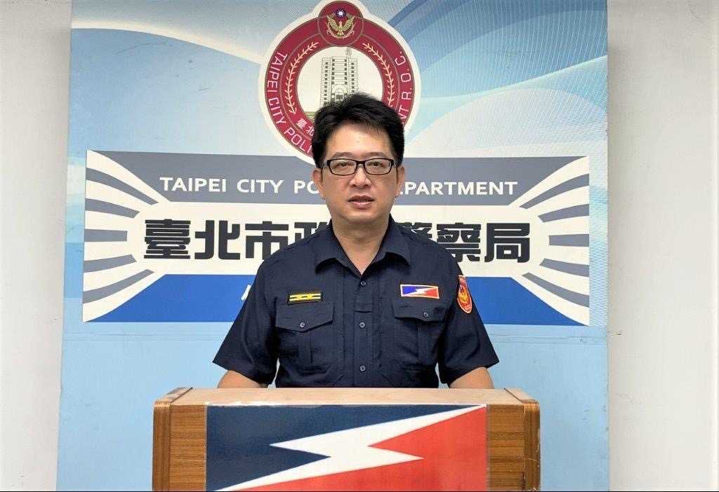 警急馳援/近9旬老翁駕電動代步車自摔翻覆　北市保安警見狀協助送醫