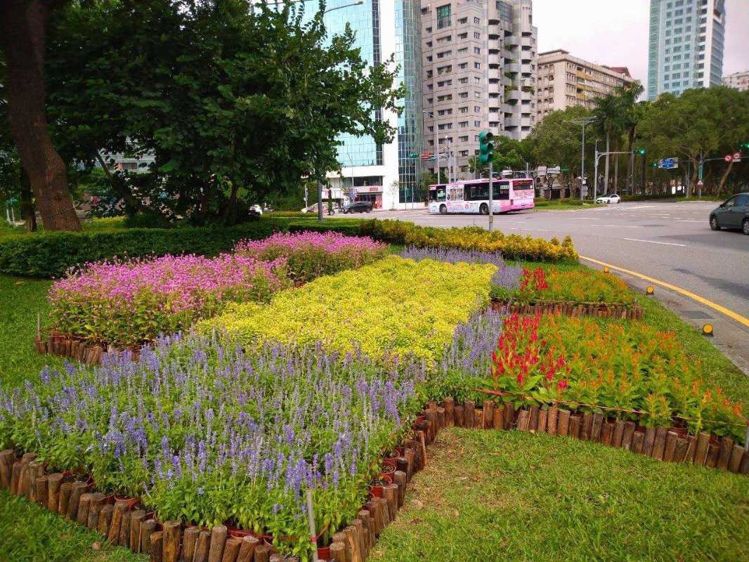 花草繽紛與國同慶 仁愛圓環十月佳景。（圖/北市政府工務局提供）