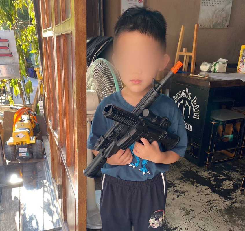 路邊有槍？中二思源街所警速查證　結局超展開