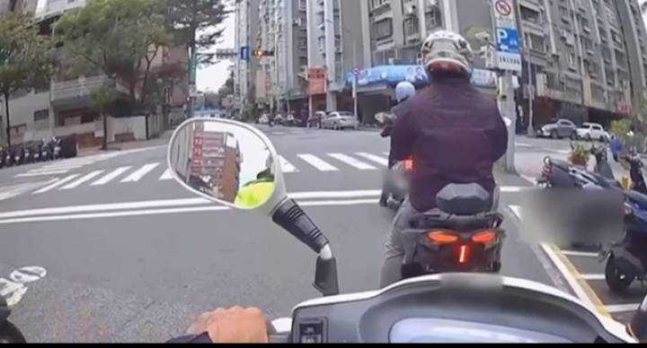 違規行駛人行道遭警攔查　意外曝光無照駕駛及酒駕