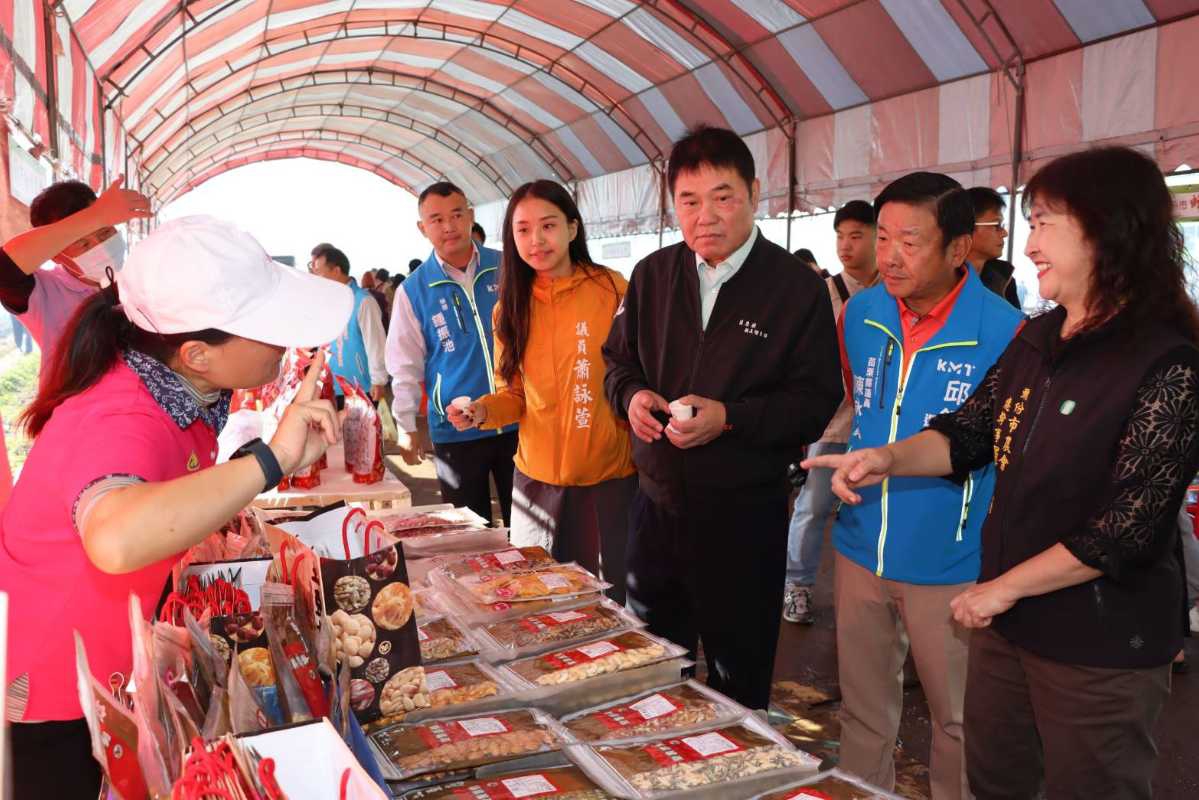 頭份市中山社區親子焢窯樂暨農產品特賣活動　大批民眾參與