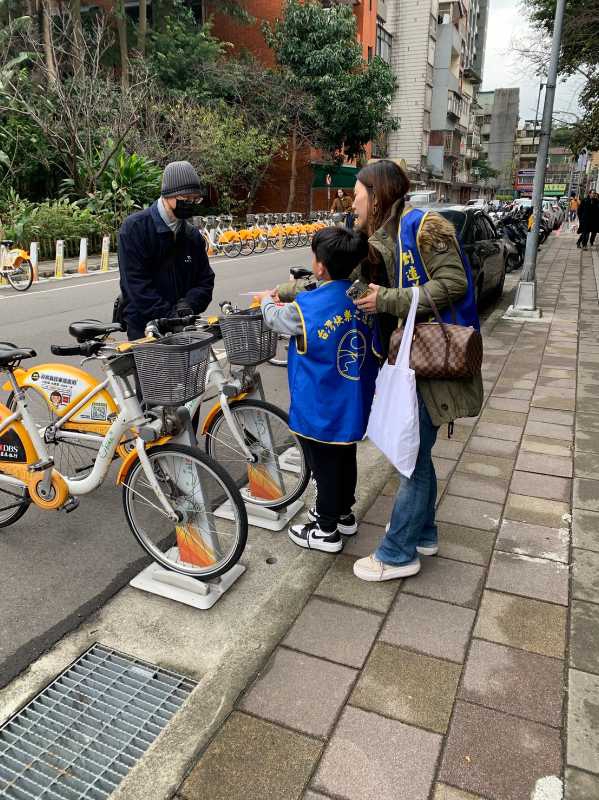 快樂之道志工發送手冊給民眾.jpg