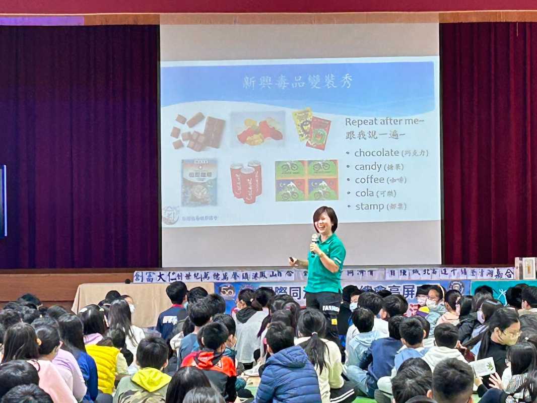 圖四：協會講師使用雙語方式讓孩子們認識毒品.jpg