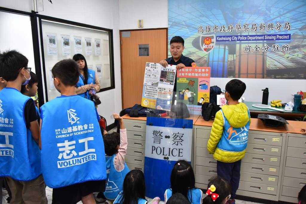 新興分局警員為孩子講解交通安全重要性.jpg