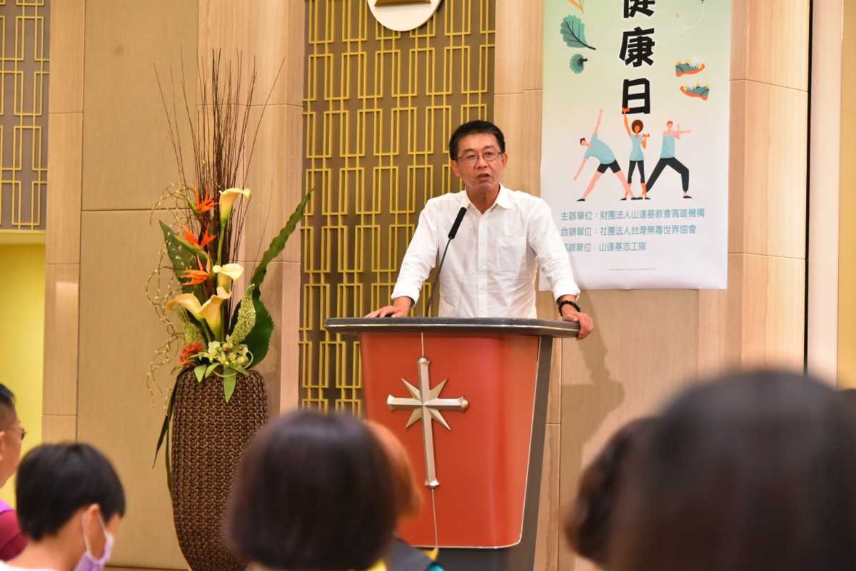 許智傑立委活動中上台致詞.jpg
