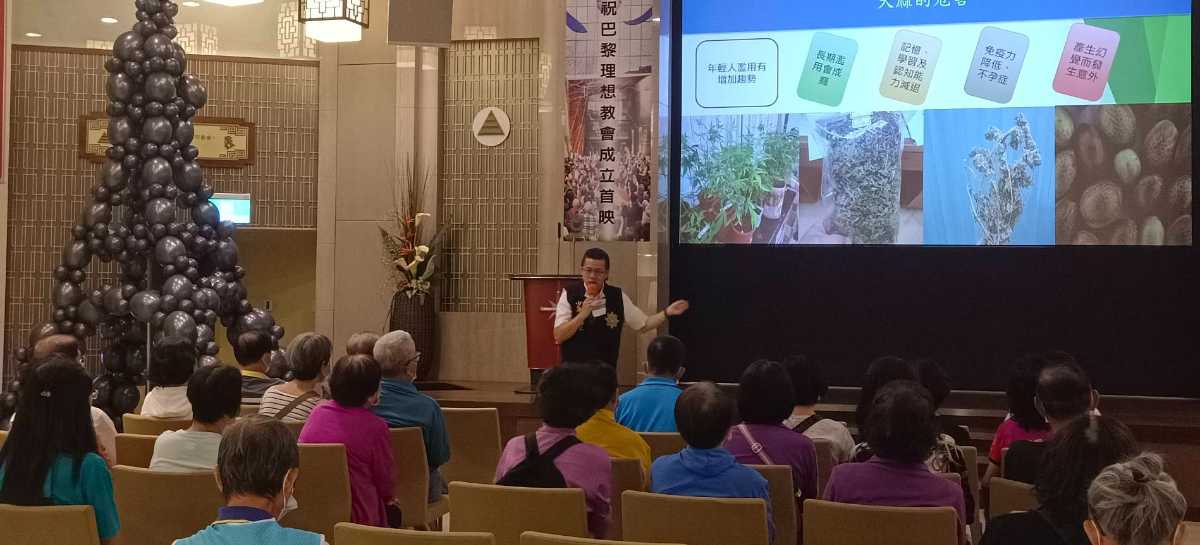 高雄市警察局少年警察隊隊長宣講反毒資訊.jpg