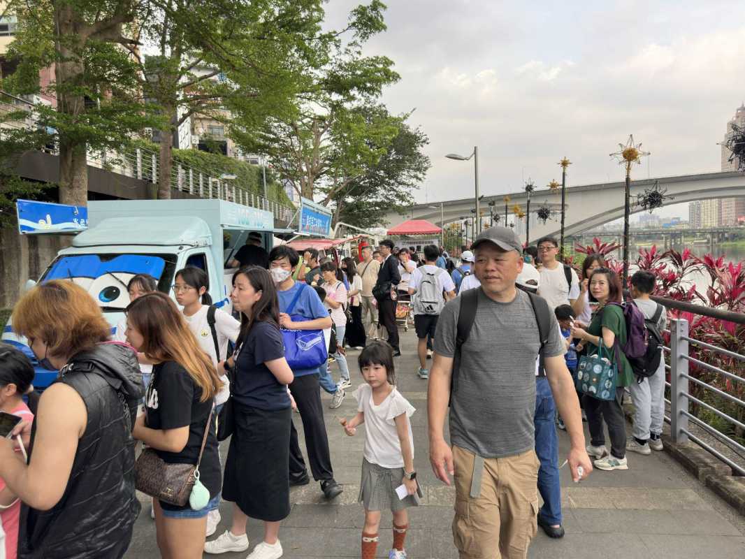 碧潭西岸胖卡市集正式開幕　週六春遊湖畔Chill逛美食。（圖/新北市政府提供 彭可翻拍）