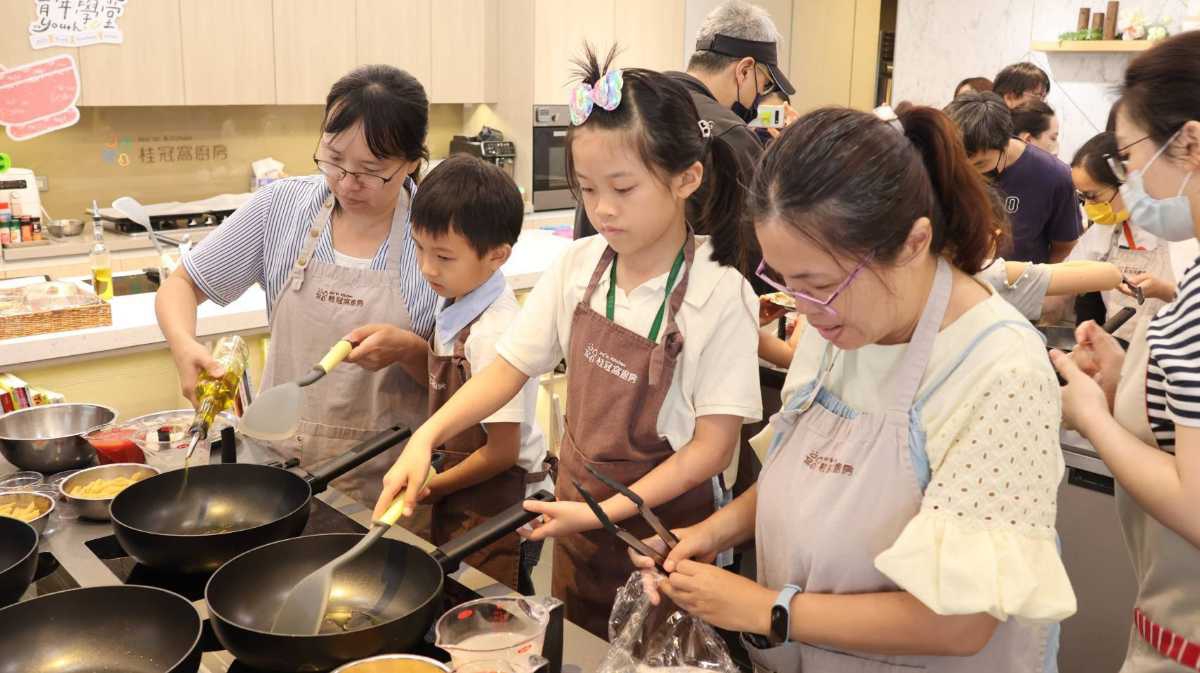 母親節來點不一樣的！臺北市青年局辦理親子烹飪工作坊 用美味連結親子時光。（圖/臺北市青年局提供 彭可翻拍）