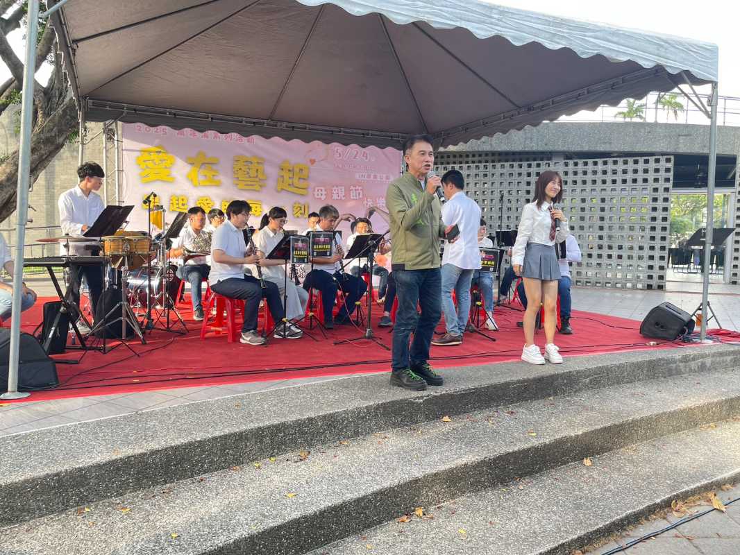 李世斌議員全程參與並且上台壓軸表演.jpg