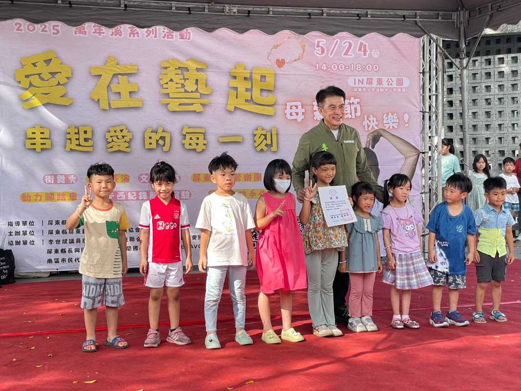 現場表揚媽咪的超能力圖文徵選得獎學童.jpg