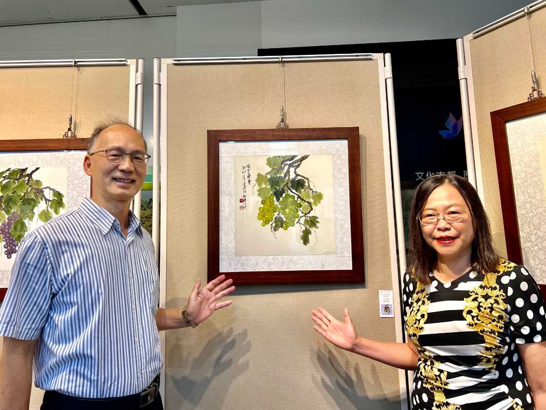民治中心藝文展覽新亮點 陳黃伉儷水墨畫作傳遞「好事成雙」寓意（圖：台南市政府秘書處 提供）