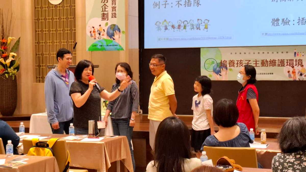 李惠芬講師透過生動的內容展示生活中的品格.jpg