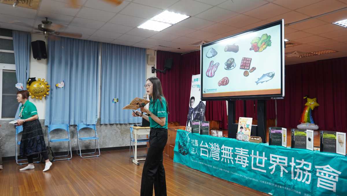 圖二：協會秘書長陳怡君化身引導者，帶領學童探索毒品樣貌與危害.JPG.jpg