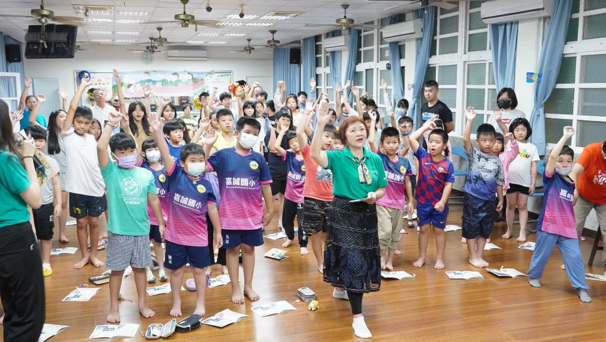 圖五：創會理事長吳玉珍率領學生們宣進行反毒宣誓.JPG