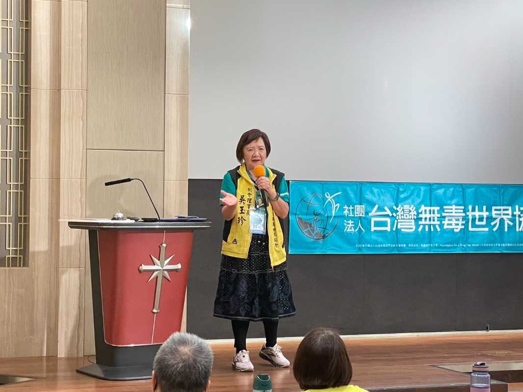 創會理事長吳玉珍醫師分享並鼓勵大家共同反毒.jpg